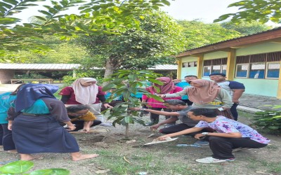 SMP Negeri 3 Tambakromo Gelar Kegiatan Penanaman Pohon sebagai Wujud Pengelolaan Lingkungan Sekolah yang Transparan dan Berkelanjutan